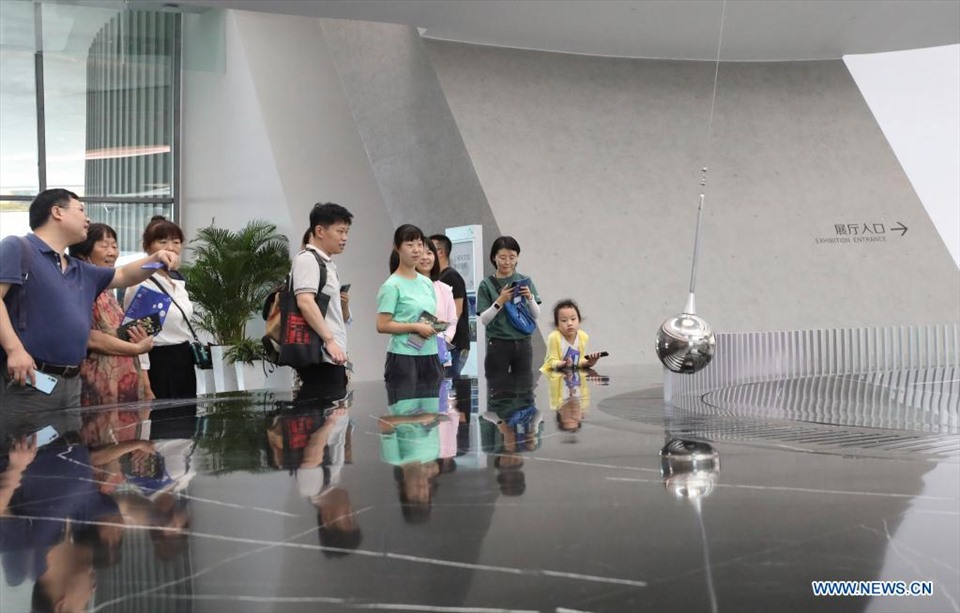 Khách tham quan cung thiên văn lớn nhất thế giới ở Thượng Hải ngày 17.7.2021. Ảnh: Xinhua