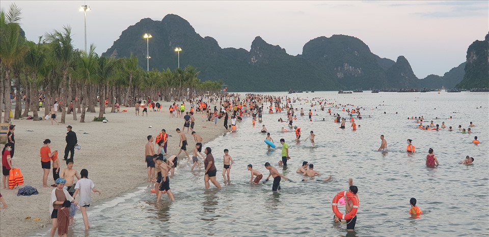 Quảng Ninh đang kiểm soát tốt dịch COVID-19 nên các bãi biển tại TP.Hạ Long luôn đông đúc vào các buổi chiều. Ảnh: Nguyễn Hùng