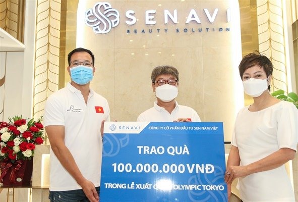 Công ty cổ phần đầu tư Sen Nam Việt (SENAVI) là doanh nghiệp tích cực hỗ trợ đoàn TTVN dự Olympic. Trong ảnh là xạ thủ Hoàng Xuân Vinh nhận quà trước khi lên đường từ SENAVI. Ảnh TT