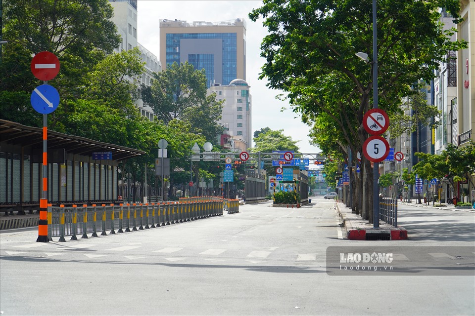 Trạm xe buýt Bến Thành (đường Hàm Nghi, Quận 1), thiếu vắng những chiếc xe buýt.