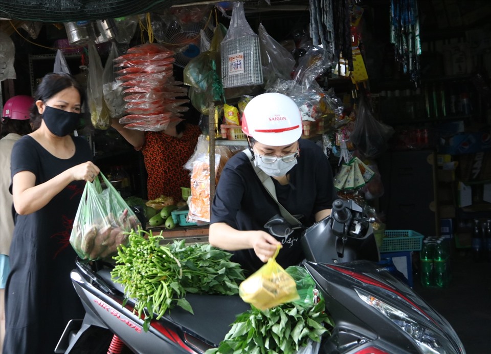 Người dân mua đồ ăn tích trữ tại tiệm tạp hóa phường Hiệp Thành, TP.Thủ Dầu Một.