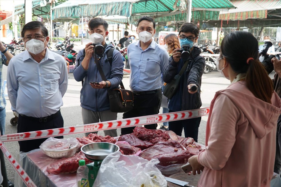Chủ tịch UBND TPHCM Nguyễn Thành Phong kiểm tra một quầy bán thịt ở chợ Hành Thông Tây.  Ảnh: Tam Nguyên