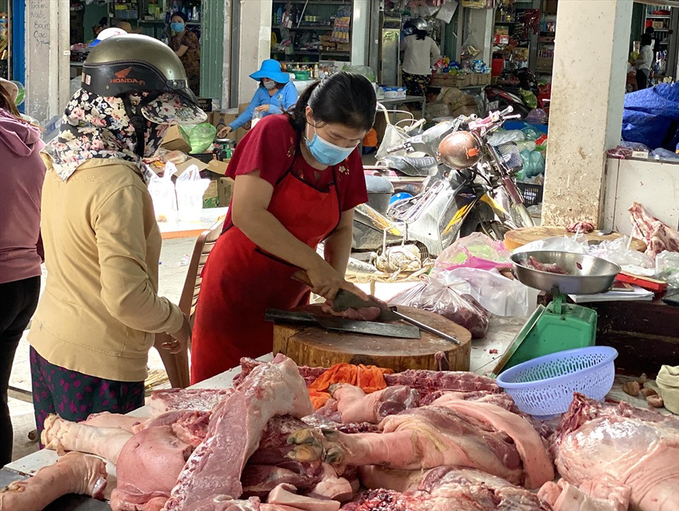 Chợ truyền thống ở Phú Mỹ vẫn hoạt động nhưng người dân phải có phiếu đi chợ theo ngày trong thời gian thực hiện Chỉ thị 16.