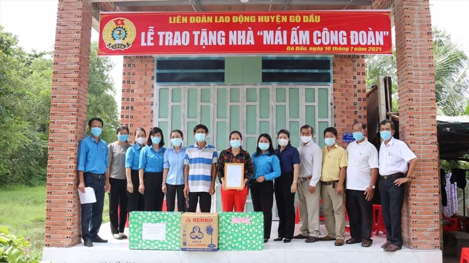 Các đại biểu chụp ảnh lưu niệm cùng gia đình chị Thảo. Ảnh LĐLĐ Tây Ninh cung cấp