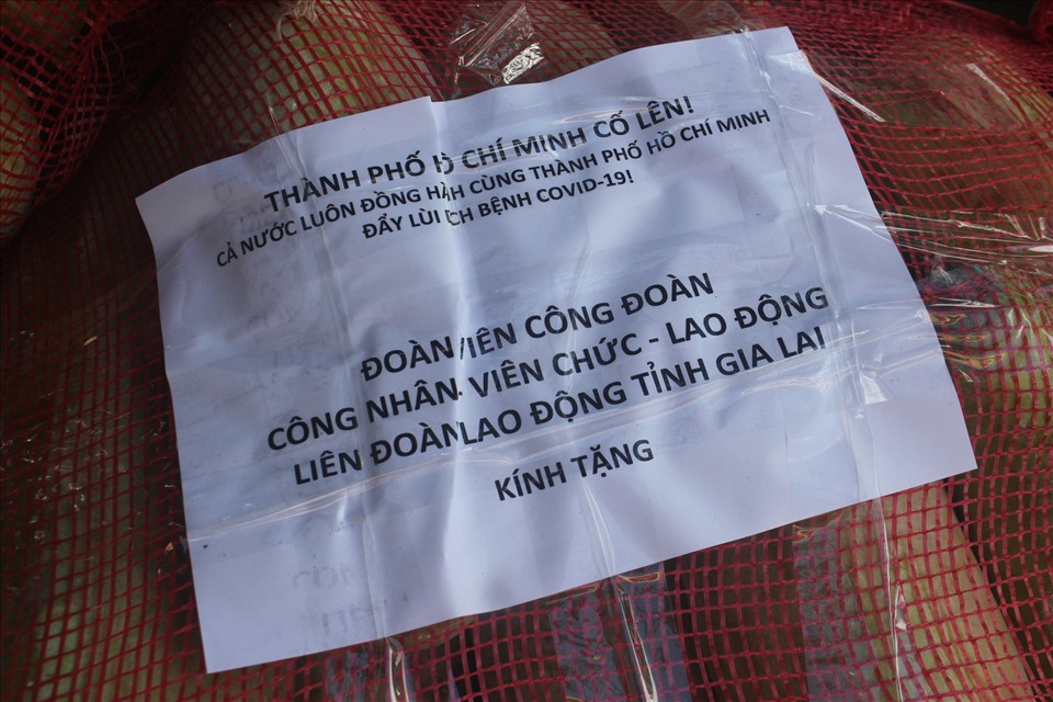 Trên những mảnh giấy trắng ghi dòng chữ “TPHCM cố lên! Cả nước cùng đồng hành đẩy lui COVID-19” thân ái và nghĩa tình của người dân trên mảnh đất cao nguyên.