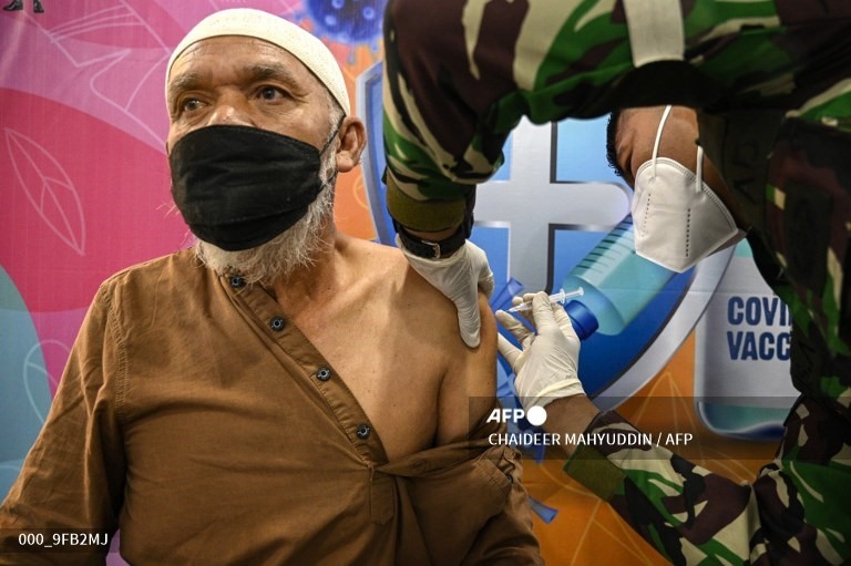 Tiêm vaccine COVID-19 ở Indonesia ngày 18.7. Ảnh: AFP
