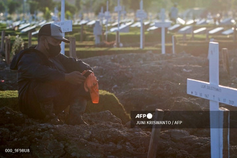 Nhân viên tang lễ tại nghĩa trang Keputih ở Surabaya, Đông Java ngày 17.7. Ảnh: AFP