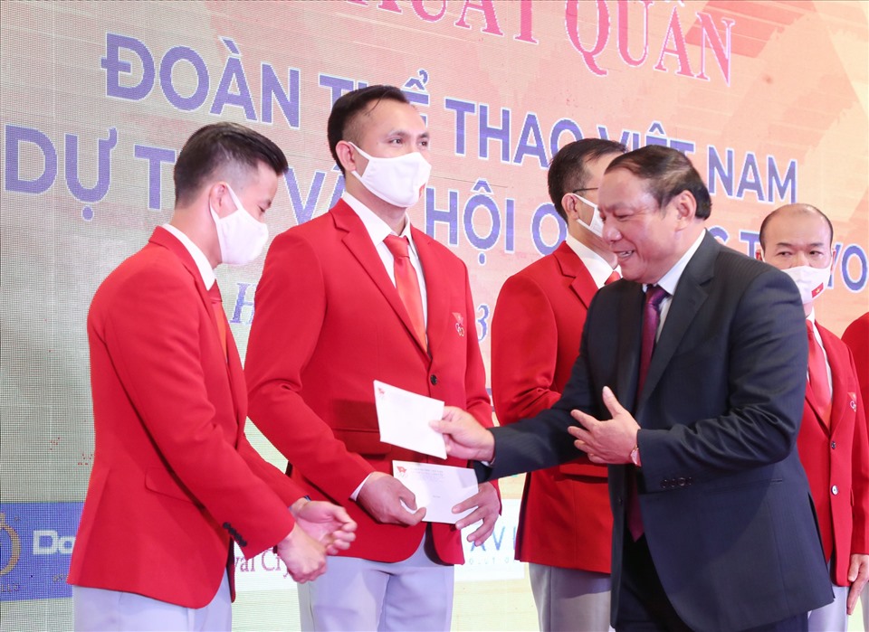 Bộ trưởng Nguyễn Văn Hùng động viên các thành viên đoàn thể thao Việt Nam tham dự Olympic Tokyo 2020. Ảnh: Trần Huấn