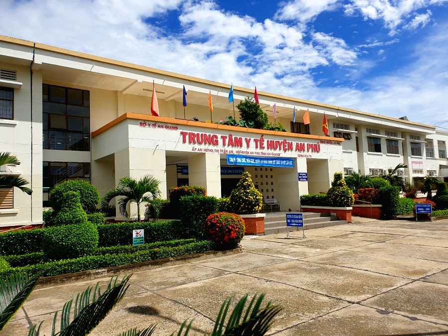 Trung tâm Y tế huyện An Phú hiện đang điều trị cho bệnh nhân dương tính với SARS-CoV-2. Ảnh: PT