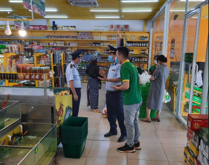 Lực lượng chức năng tỉnh Đắk Lắk xử lý cửa hàng Bách Hóa Xanh ở TP.Buôn Ma Thuột. Ảnh: B.T