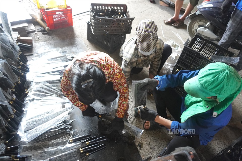 Nhiều người dân tại làng rèn Tiến Lộc, so với nghề nông, nghề rèn vẫn là nghề cho thu nhập cao gấp nhiều lần. Do đó, công việc rèn dao, rèn cuốc không chỉ mỗi đàn ông tham gia mà còn thu hút rất nhiều phụ nữ.