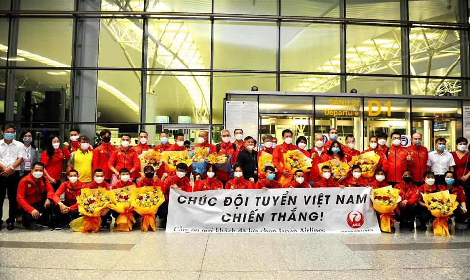 Đoàn thể thao Việt Nam chụp ảnh lưu niệm trước khi khởi hành. Ảnh: TDTT