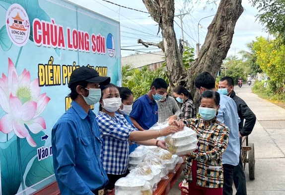 Phật tử chùa Long Sơn (huyện Thanh Bình- Đồng Tháp) tổ chức cấp cơm chay miễn phí cho người dân có hoàn cảnh khó khăn trong thời điểm giãn cách xã hội. Ảnh: NVCC