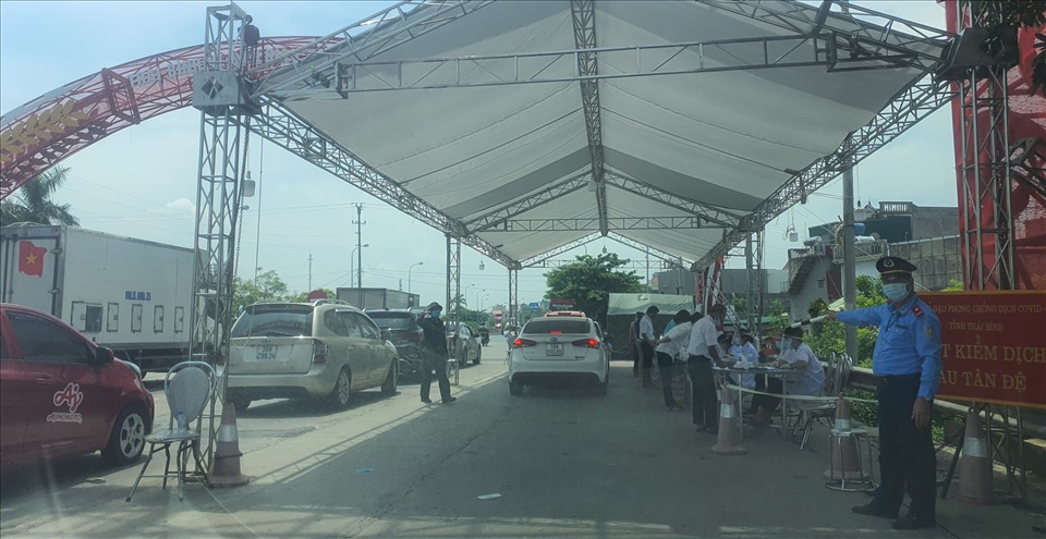 Ghi nhận của PV Lao Động lúc 11 giờ trưa nay 19.7, tại chốt kiểm dịch cầu Tân Đệ (nối Thái Bình với Nam Định) các phương tiện vào tỉnh Thái Bình phải dừng lại khai báo y tế nghiêm theo quy định. Ảnh: T.D