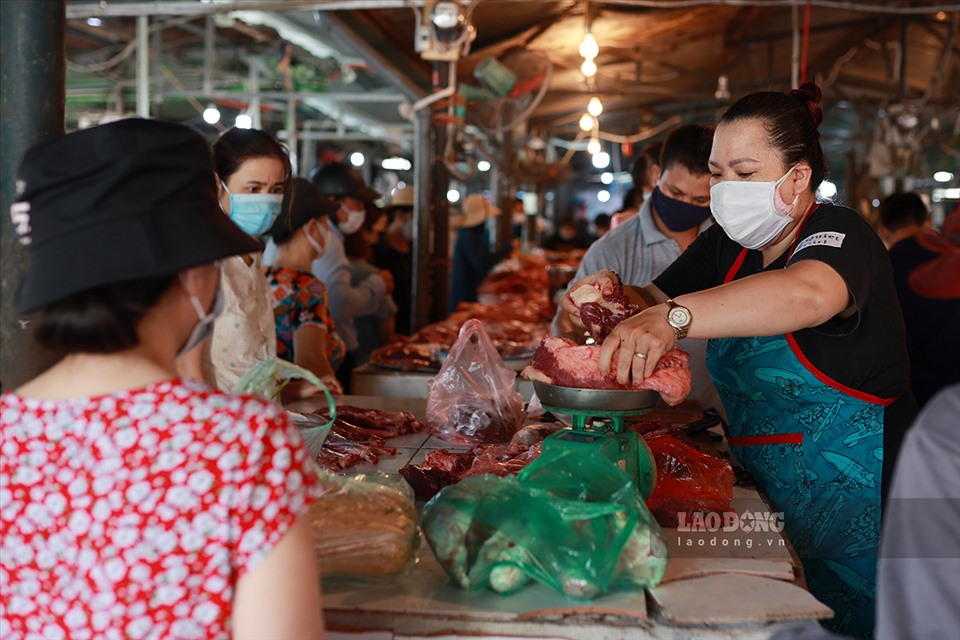 Theo khảo sát của phóng viên báo Lao Động lúc 8h sáng, giá thịt lợn loại mông sấn không bì giá 140.000đ/kg; thịt gà lườn 55.000đ/kg, tăng nhẹ so với ngày thường.