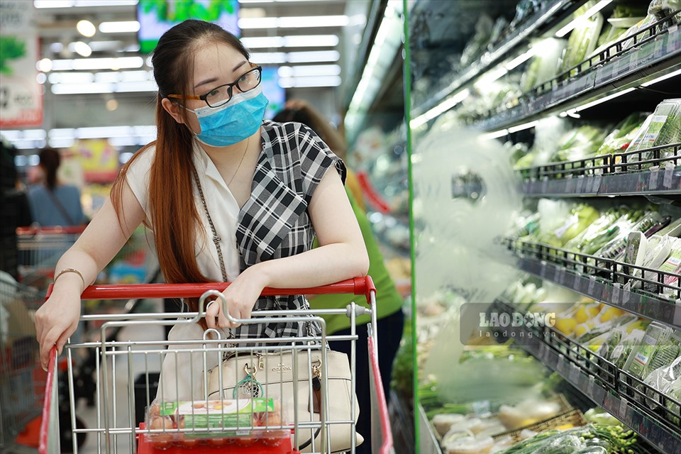 Bà Nguyễn Thị Mai Phương – Giám đốc siêu thị Big C Thăng Long cho biết, ngay trong tối 23.7, siêu thị đã chuẩn bị lượng hàng hoá thiết yếu, rau củ quả tăng lên từ 3-5 lần tuỳ mặt hàng, đủ đáp ứng nhu cầu của người dân Hà Nội.