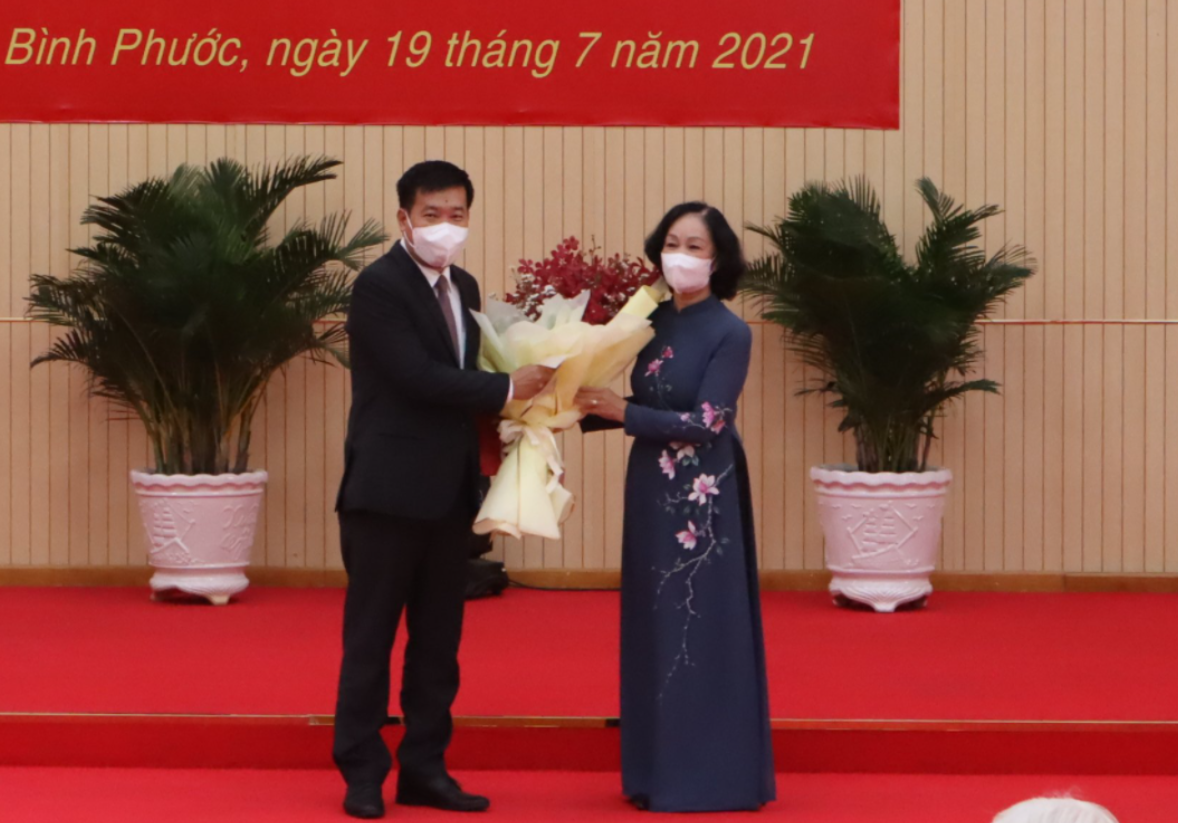 Bà Trương Thị Mai trao quyết định và tặng hoa chúc mừng ông Nguyễn Mạnh Cường được điều động về làm Bí thư Tỉnh ủy Bình Phước. Ảnh: Dương Bình