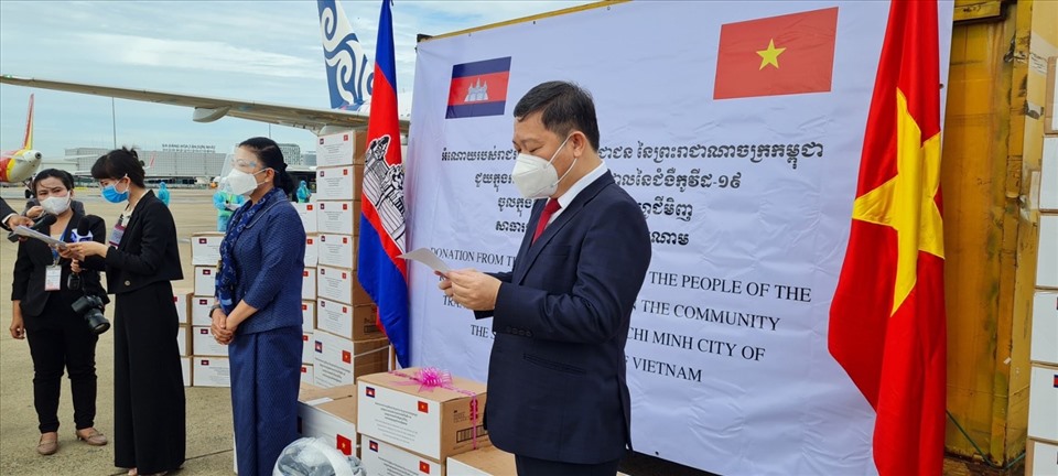 Lễ tiếp nhận thiết bị, vật tư y tế của Campuchia tặng TPHCM. Ảnh: BNG