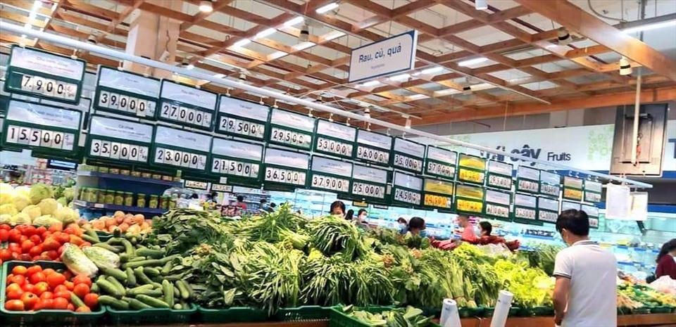Hàng rau, quả tại siêu thị đầy ấp vào ngày 19.7 không còn cảnh chen lấn mua hàng. Ảnh: Nhật Hồ