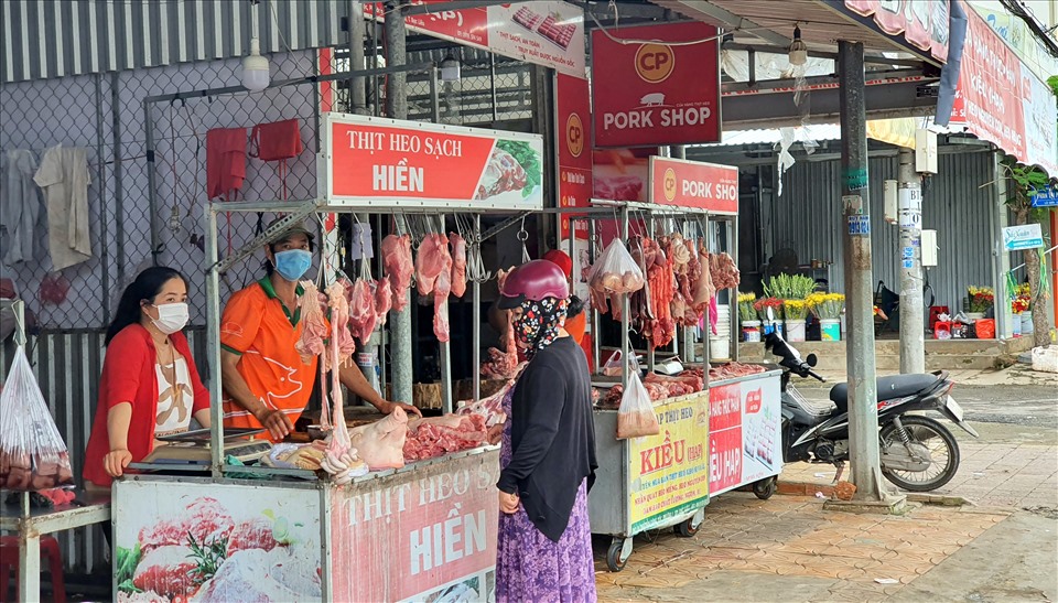 Cửa hàng bán thịt tại Chợ phường 1, Thành phố Bạc Liêu, tỉnh Bạc Liêu sáng ngày 19.7 vẫn hoạt động dù rất ít người mua. Ảnh: Nhật Hồ