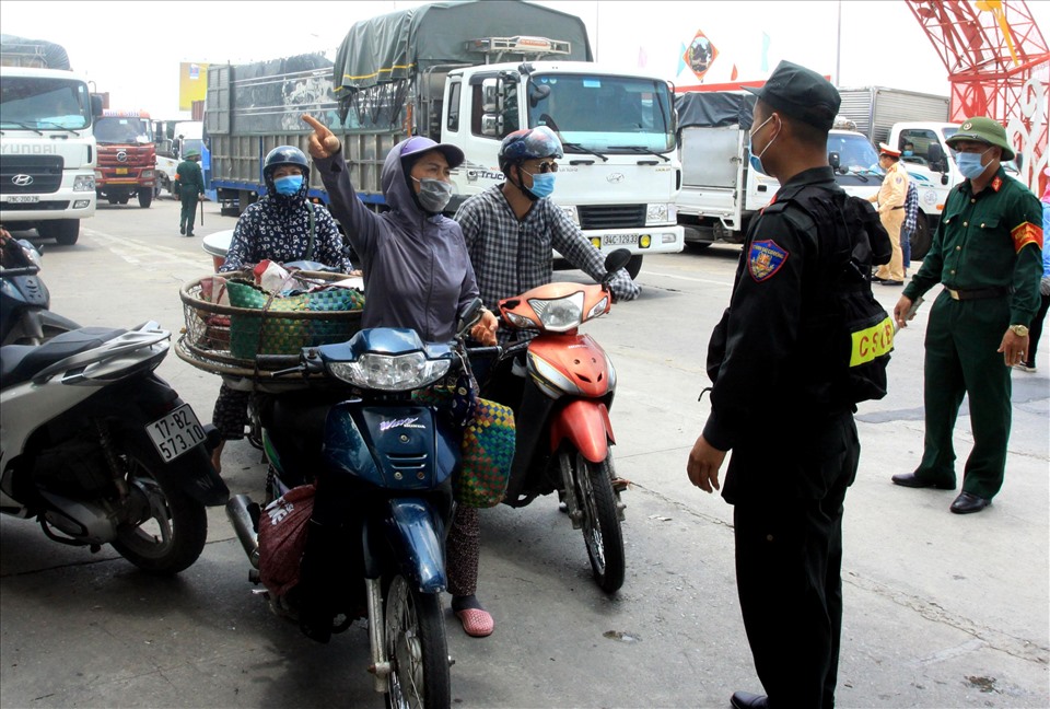 Tại chốt kiểm dịch cầu Tân Đệ, một số hộ kinh doanh, buôn bán nhỏ lẻ ở Thái Bình trở về từ Nam Định tỏ ra khá bất ngờ trước quy định mới được thực hiện sau 12 giờ trưa nay, 19.7. Ảnh: T.D
