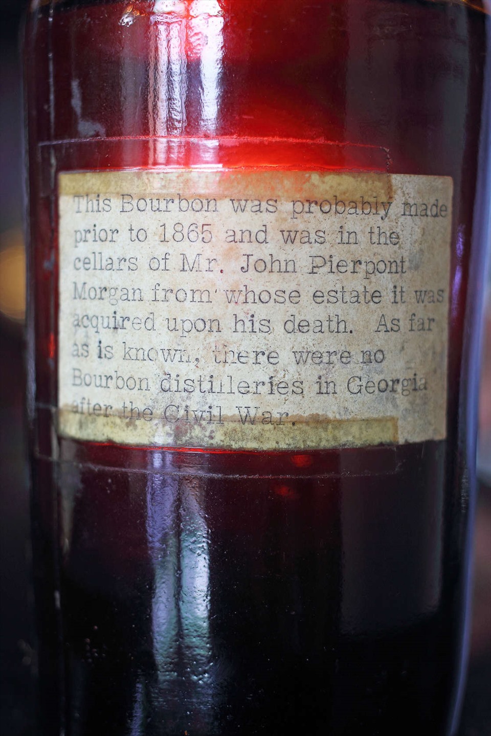 Choáng với giá bán chai rượu whisky lâu đời nhất còn sót lại trên ...