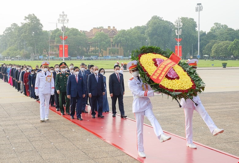 Các đồng chí Lãnh đạo Đảng, Nhà nước, Quốc hội, Mặt trận Tổ quốc Việt Nam và các đại biểu Quốc hội tới đặt vòng hoa và vào Lăng viếng Chủ tịch Hồ Chí Minh. Ảnh TTBC