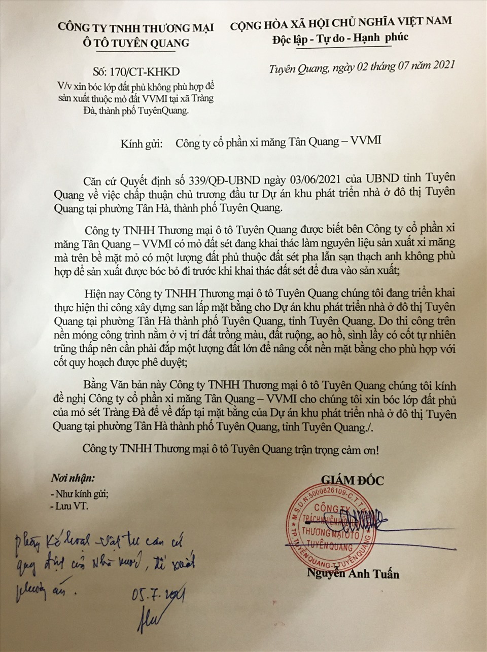 Văn bản “xin” đất san lấp của đơn vị thực hiện Dự án có bút phê của lãnh đạo Công ty CP Xi măng Tân Quang.