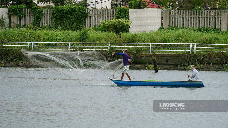 Tại hồ Búng Xáng không khó có thể bắt gặp nhiều nhóm cả trên bến, dưới thuyền thi nhau quăng chài bắt cá.