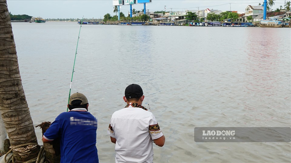 Theo ghi nhận của Lao Động, tại bến Ninh Kiều 2 cần thủ vẫn ngang nhiên đi câu cá trong thời gian giãn cách.