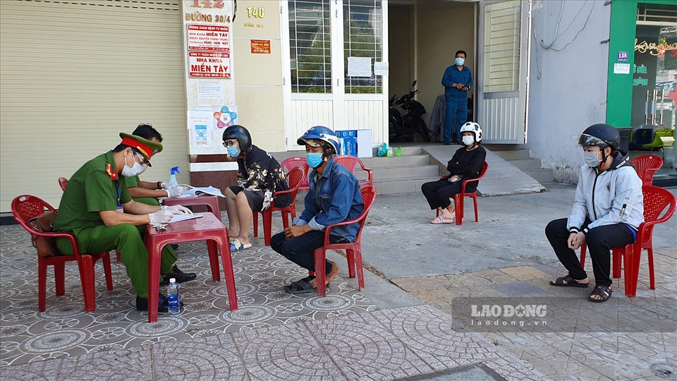 Nhằm tăng cường công tác giám sát người dân thực hiện Chỉ thị 16, UBND quận Ninh Kiều (Cần Thơ) đã tổ chức ra quân kiểm tra, xử lý các trường hợp vi phạm quy định trong Chỉ thị 16.