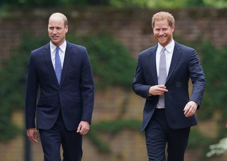 Đây là lần đầu Hoàng tử Harry và Hoàng tử William gặp mặt kể từ sau tang lễ Hoàng thân Philip. Ảnh: AFP.