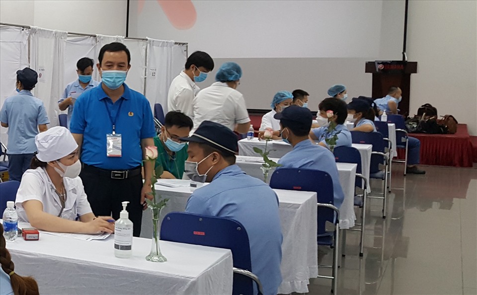 Cán bộ Công đoàn các Khu công nghiệp và Chế xuất Hà Nội động viên công nhân Công ty TNHH Yamaha Motor Việt Nam tiêm vaccine phòng COVID-19. Ảnh: CĐCC