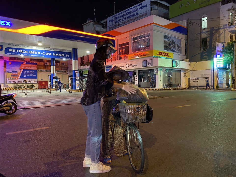 Hoa hậu Tiểu Vy tuân thủ đeo khẩu trang, găng tay khi phát gạo.