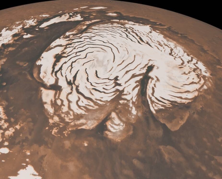 Nước trên sao Hỏa hiện được tìm thấy dưới dạng một lớp băng dày vài km trên bề mặt cực bắc. Ảnh: NASA