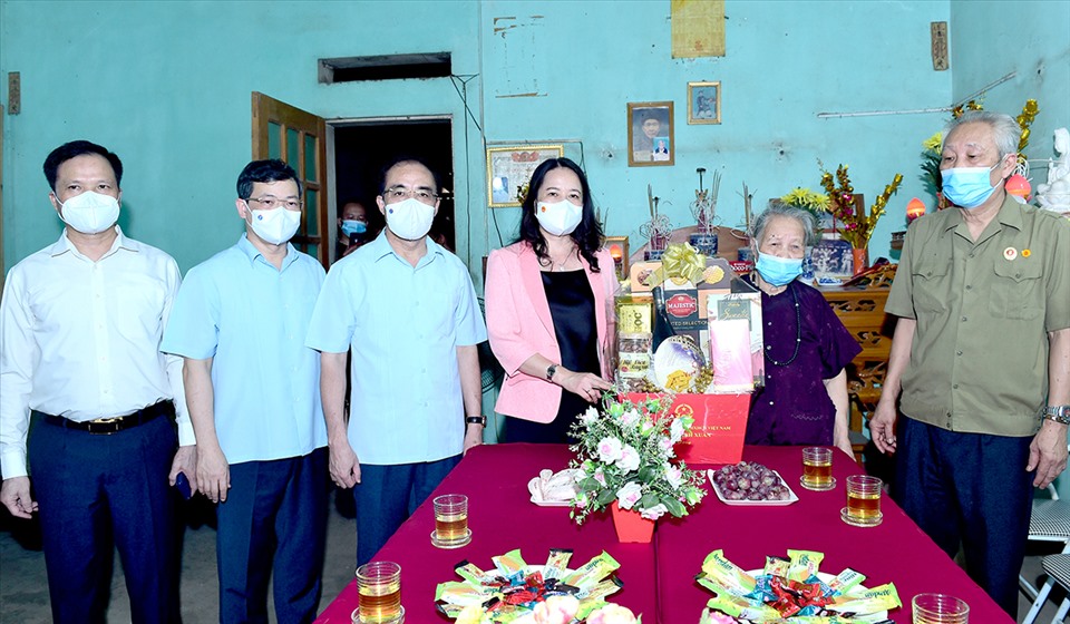 Phó Chủ tịch nước Võ Thị Ánh Xuân cùng lãnh đạo tỉnh Tuyên Quang thăm, tặng quà gia đình liệt sỹ tại huyện Chiêm Hoá. Ảnh: Thành Công