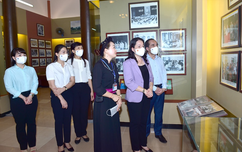 Phó Chủ tịch nước Võ Thị Ánh Xuân thăm Khu di tích lịch sử Quốc gia đặc biệt Tân Trào, huyện Sơn Dương. Ảnh: Thành Công