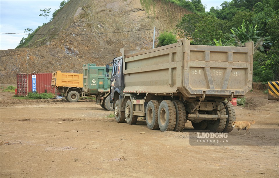 Nhiều phương tiện vẫn nằm lại tại công trường.