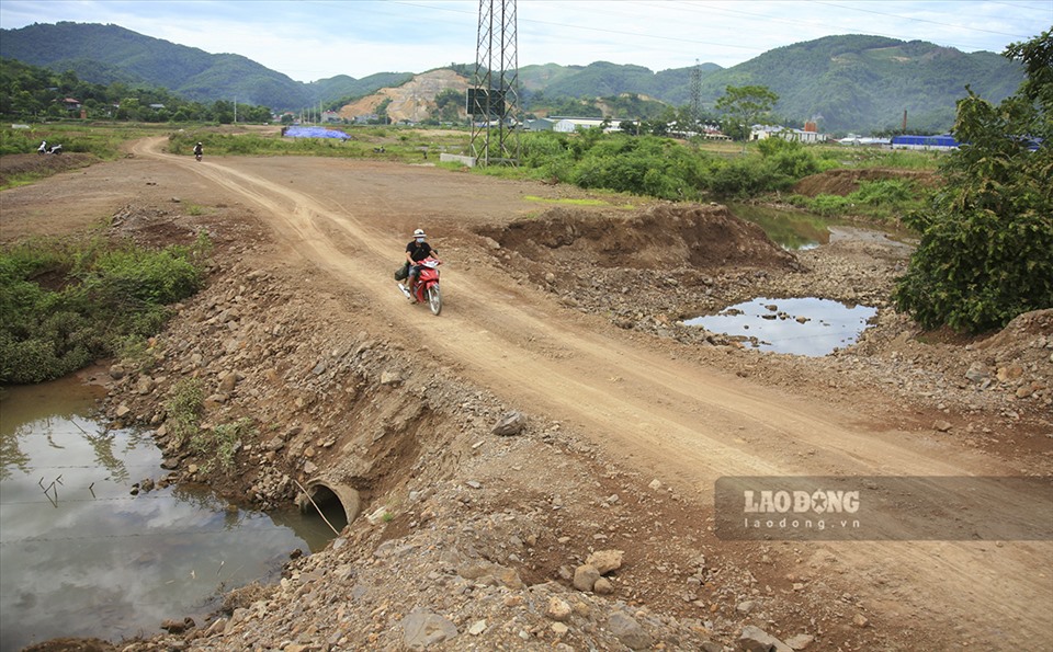 Trong khi hệ thống thoát nước cắt ngang công trình đường được đắp tạm, gây khó khăn, nguy hiểm cho người và phương tiện qua lại...