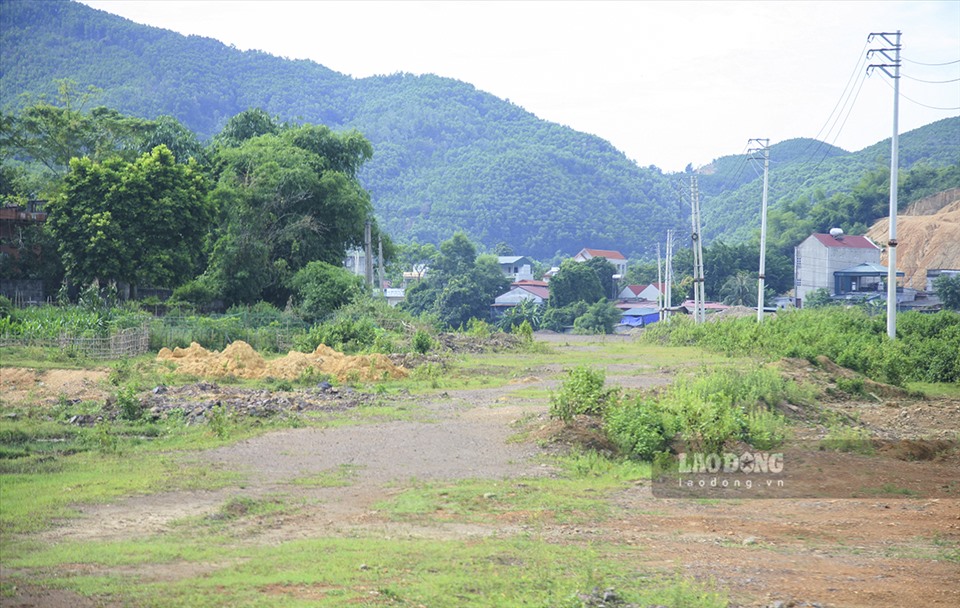 Thế nhưng, hiện nay UBND tỉnh Hòa Bình vẫn đang giao cho đơn vị tư vấn làm hồ sơ điều chỉnh và chưa biết đến khi nào dự án mới tiếp tục được triển khai!