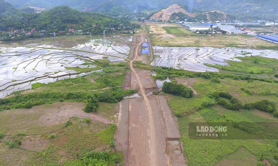 Theo đó, ngày 11.5.2021, HĐND tỉnh Hòa Bình đã ban hành Nghị quyết số 453/NQ-HĐND về việc phê duyệt điểu chỉnh dự án.