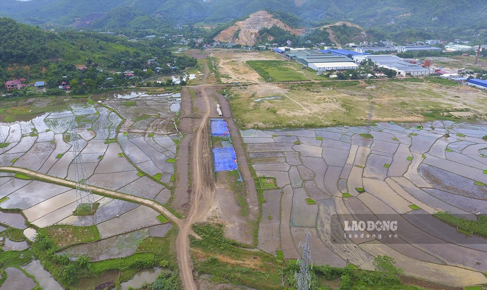 Dự án Đường trục chính khu công nghiệp Mông Hóa, huyện Kỳ Sơn (nay thuộc TP. Hòa Bình) được phê duyệt tháng 12.2015 do Ban quản lý các khu công nghiệp tỉnh Hòa Bình làm chủ đầu tư.