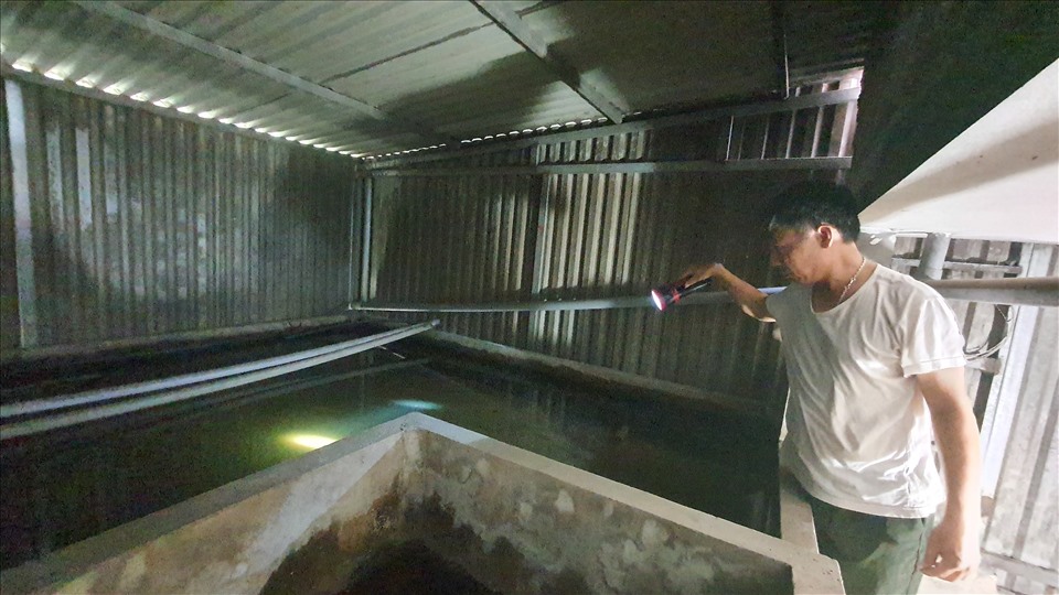 Ông B.C.D (52 tuổi, trú thôn Đông Khánh, xã Thượng Hiền, huyện Kiến Xương) dẫn PV cùng đi kiểm tra bể chứa nước sạch sinh hoạt của gia đình thì thấy lớp cặn bẩn đóng khá dày phía dưới đáy bể. Ảnh: Trung Du.