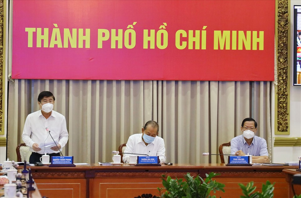 Chủ tịch UBND TPHCM Nguyễn Thành Phong phát biểu tại cuộc họp. Ảnh:TTBC