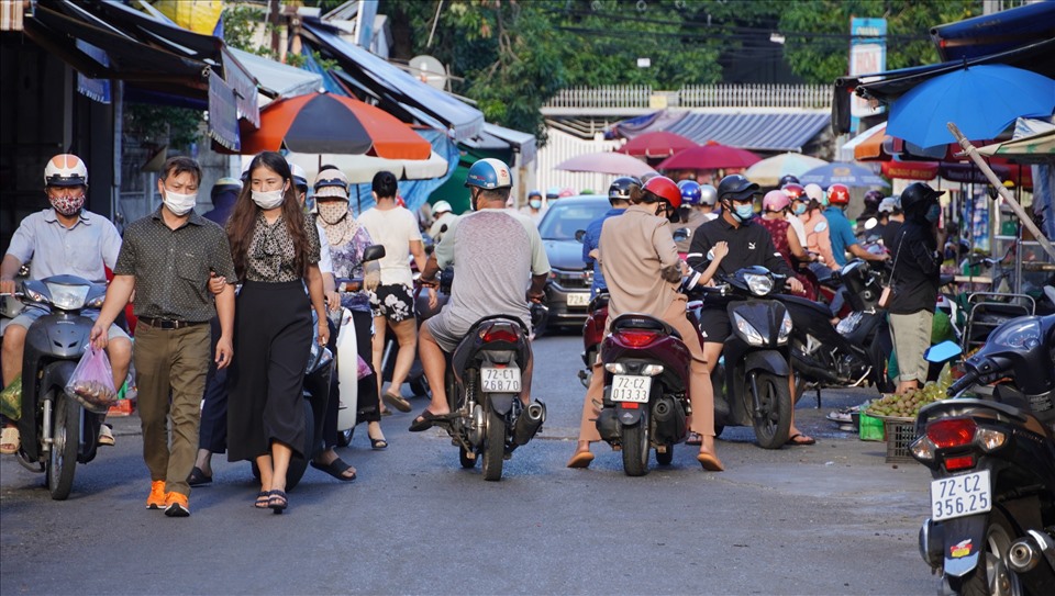 Người dân mua sắm tại khu đường Cô Giang chiều 2.7. Ảnh: T.A