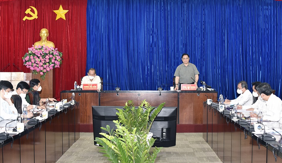 Thủ tướng Phạm Minh Chính: Ngăn chặn, kiềm chế, đẩy lùi nhanh dịch bệnh, không để phát sinh, lây lan trong các khu công nghiệp trên địa bàn tỉnh Bình Dương - Ảnh: VGP
