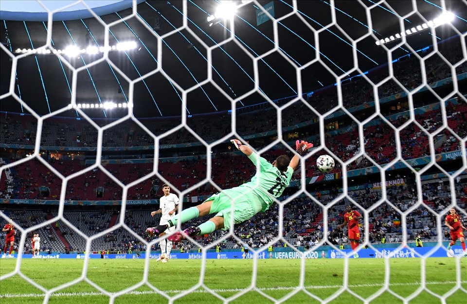 Thủ môn Donnarumma của Italia có hàng loạt pha cứu thua ngoạn mục đầu trận.