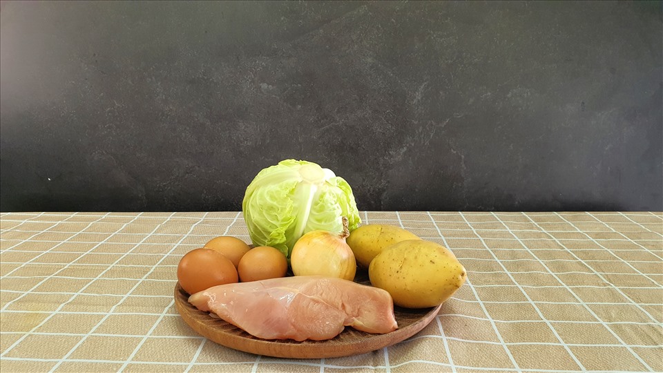 Nguyên liệu chuẩn bị cho món bánh khoai tây Korokke nhân thịt gà kiểu Nhật khá đơn giản. Ảnh: Tuấn Đạt
