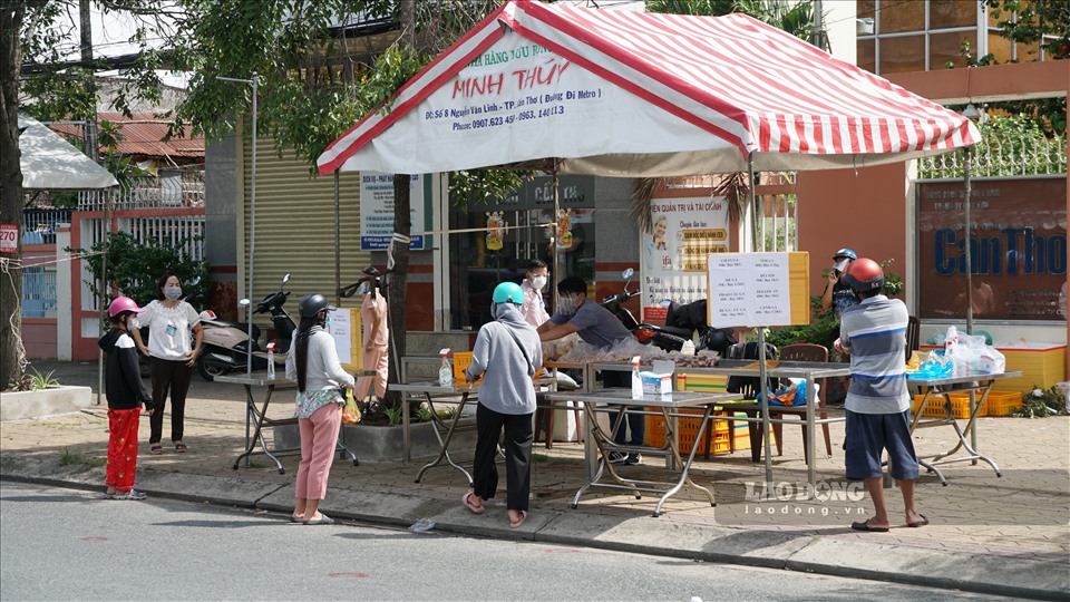 Điểm bán đầu đường Trần Văn Hoài (Xuân Khánh, Ninh Kiều) được đặt 3 gian bán các mặt hàng rau củ quả, thịt gà, thịt lớn, cá,...