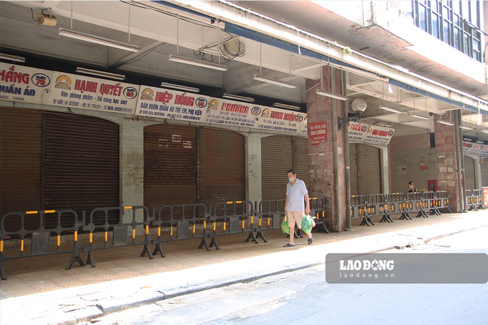 Theo ghi nhận của Lao Động ngày 20.7, tại một số khu chợ như chợ Đồng Xuân, chợ Ninh Hiệp,...toàn bộ cửa hàng bán quần áo, đồ gia dụng đã đóng cửa im lìm, chỉ còn một số gian hàng bán đồ thiết yếu được phép hoạt động.